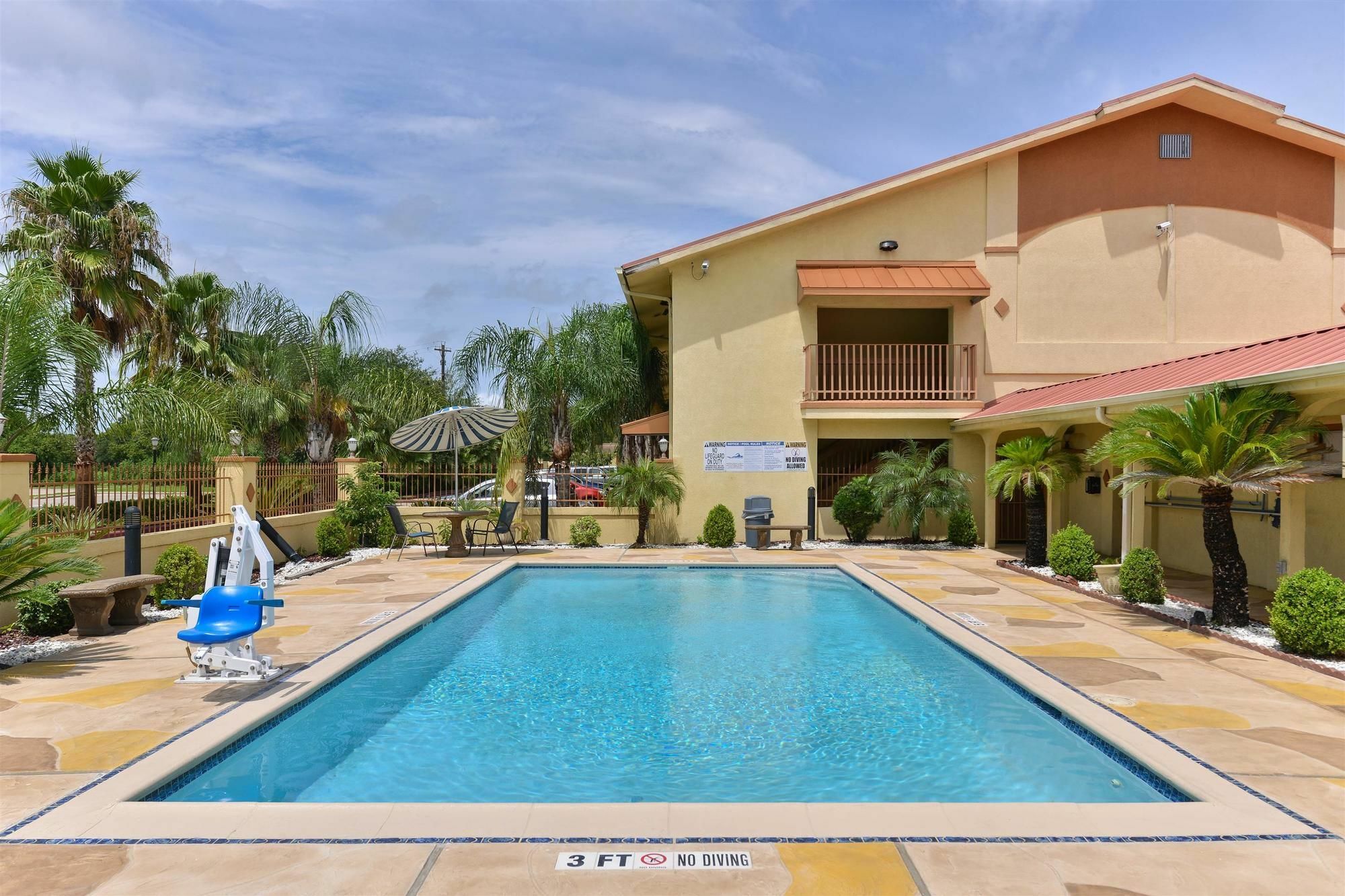 Americas Best Value Inn & Suites-Alvin/Houston Exterior photo